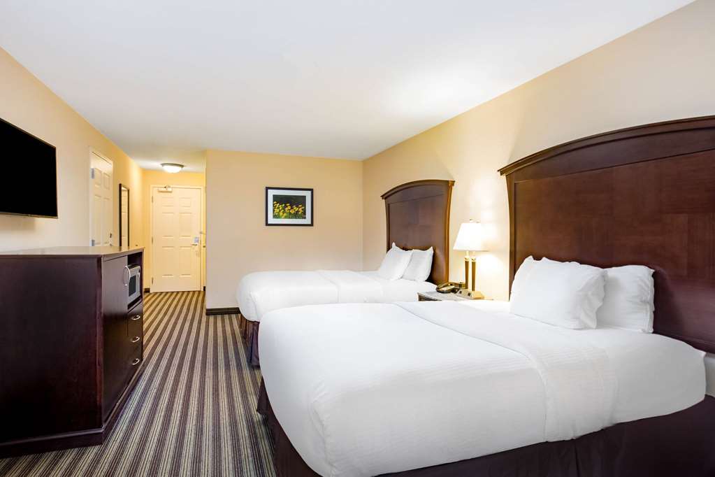 La Quinta Inn & Suites by Wyndham Fowler - photo 34