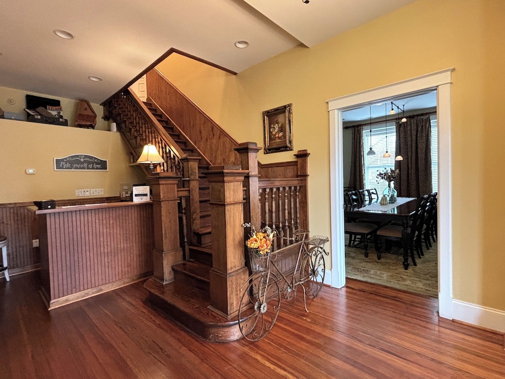 Grand Lux Inn — hotel in Tullahoma
