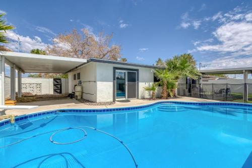 Getaway Villa w Pool in Vegas 10 Mins to Strip