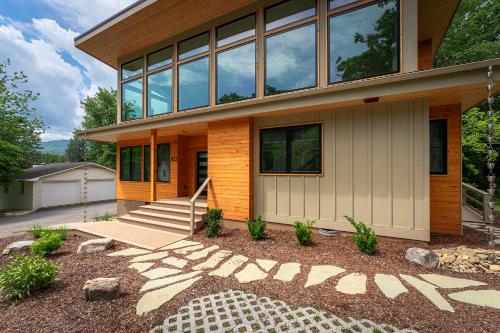 Skyview Oasis Modern Build 1 Mile from Downtown Black Mtn in Black Mountain, United States