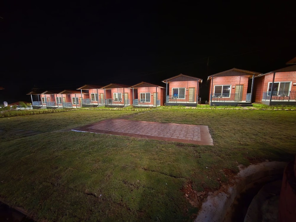 Mount Bliss Resort - carbon neutral hotel in Mhasla