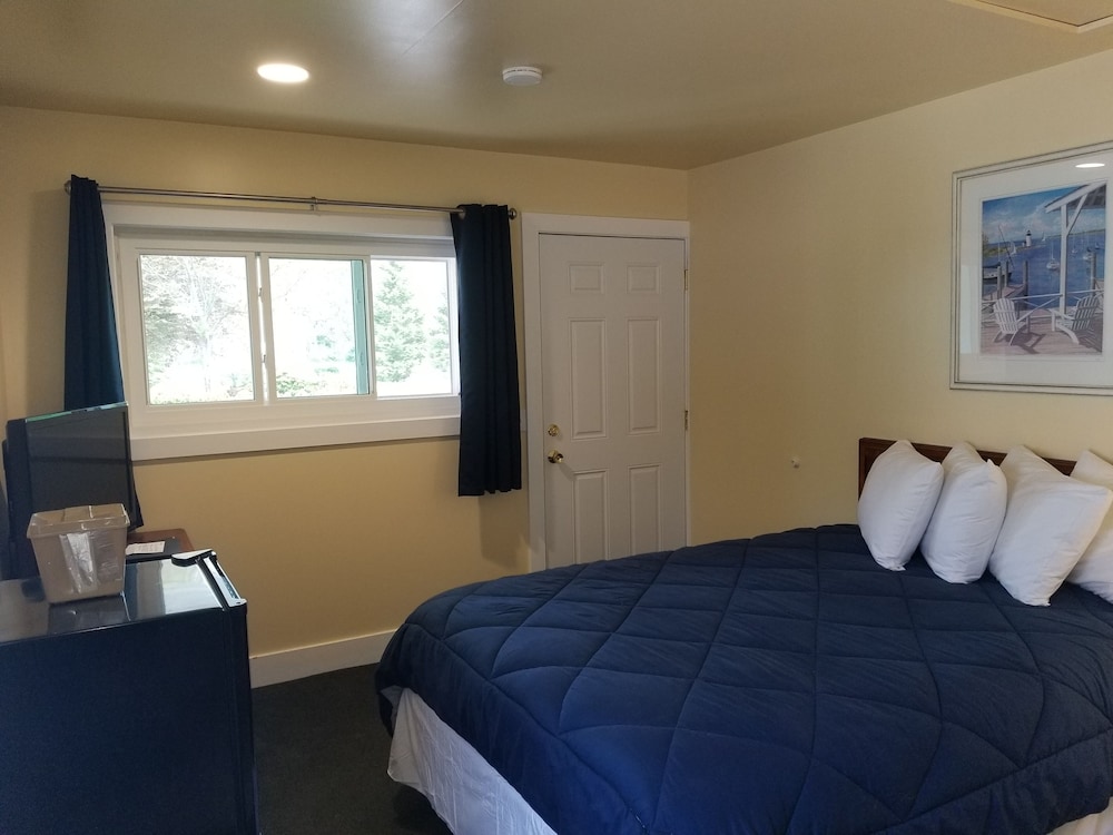 Captain's Quarters Motel - photo 26