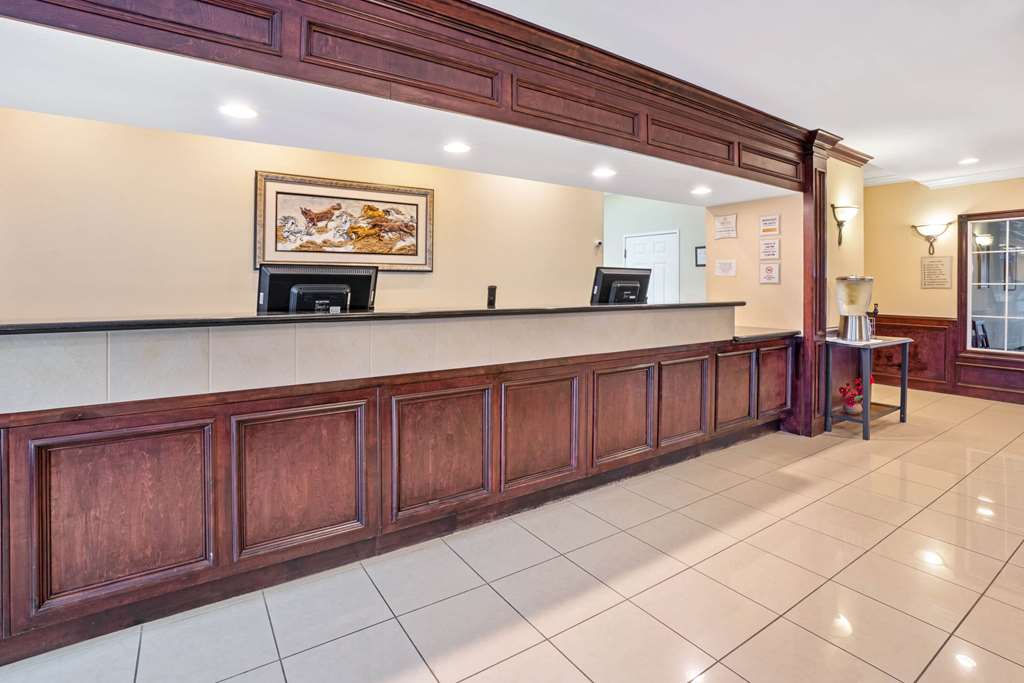 La Quinta Inn & Suites by Wyndham Houston Magnolia - photo 7