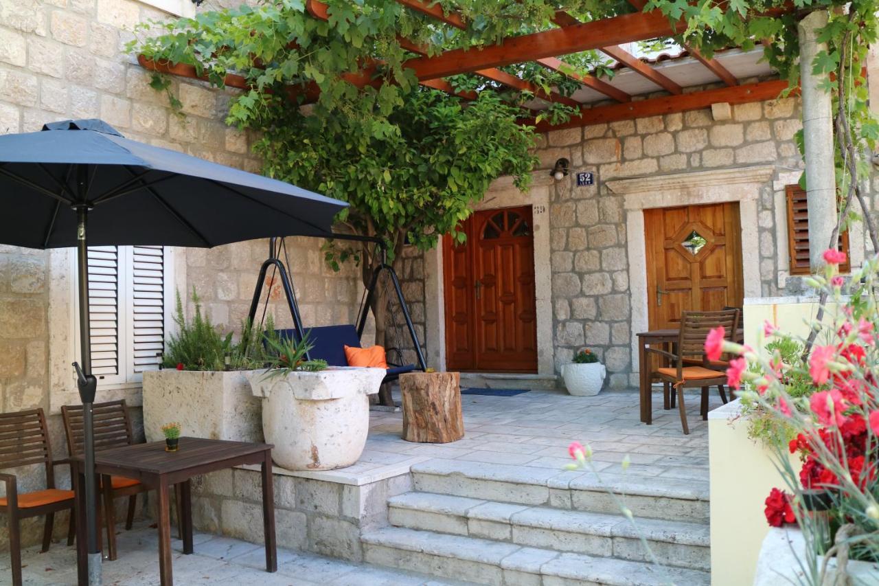 Studio Apartments & Rooms Lela Sipan Island