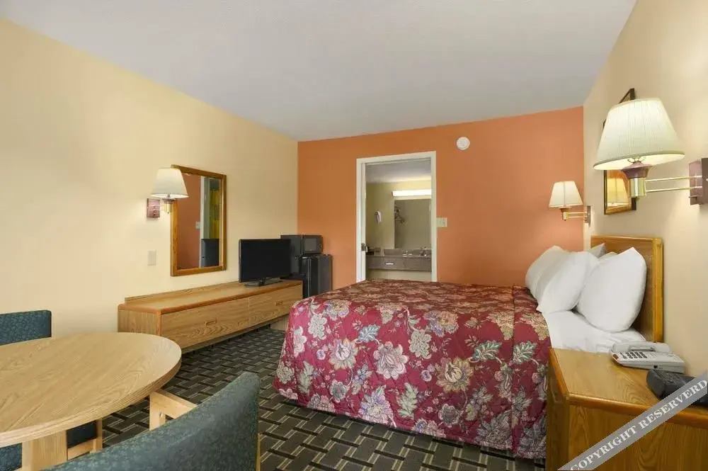 Rose Garden Inn & Suites - photo 7