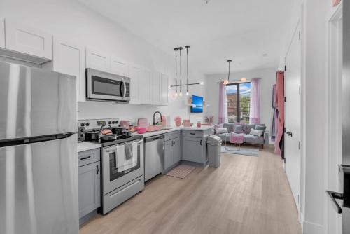 Pink Heaven Indoor Pool FREE Parking Near NYC — 4-Star Luxury Hotel in Elizabeth, United States
