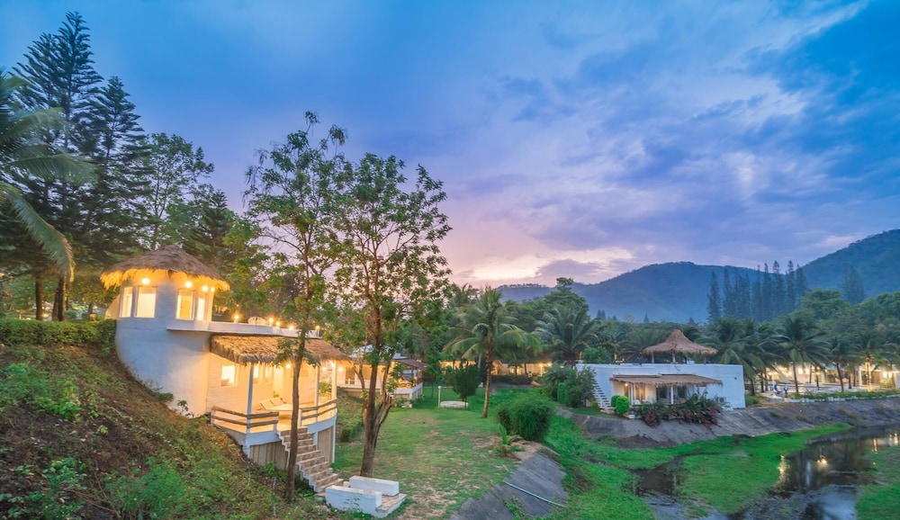 Baan Aom Kod Kun Kao in Suan Phueng, Thailand