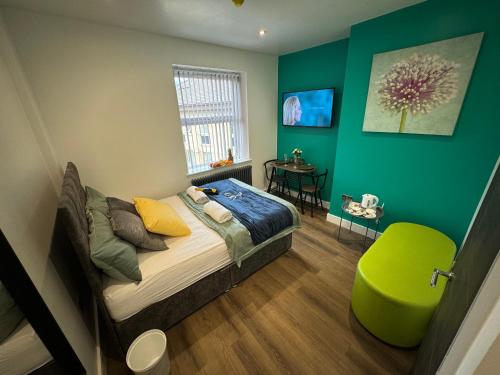 Luxury 6 Bed House 6 En Suite Jaquzzi Baths Private Parking Suitable for contractors — 4-Star Luxury Hotel in Elland, United Kingdom