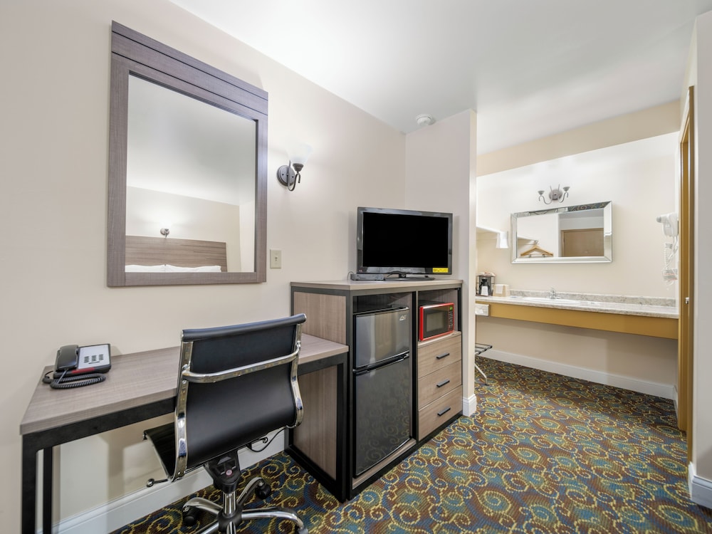 Kingsway Inn - photo 40