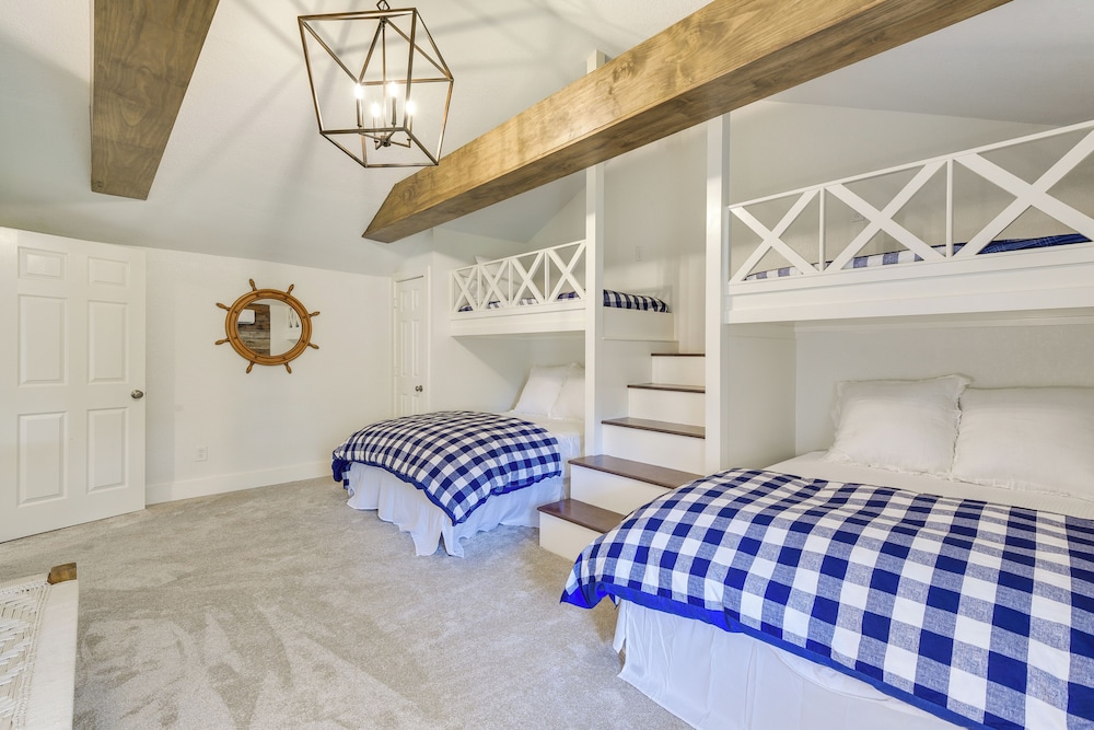 Gorgeous Palo Pinto Home with Private Hot Tub — 4-Star Luxury Hotel in Palo Pinto, United States