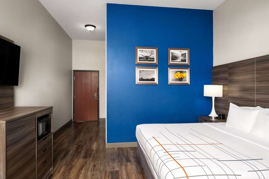 La Quinta Inn & Suites by Wyndham Denton University Drive - photo 22