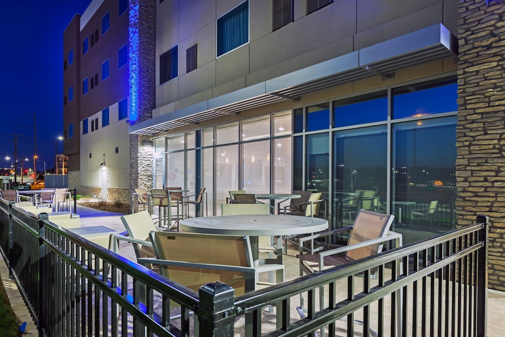 Holiday Inn Express & Suites Lenexa Overland Park Area by IHG - photo 57