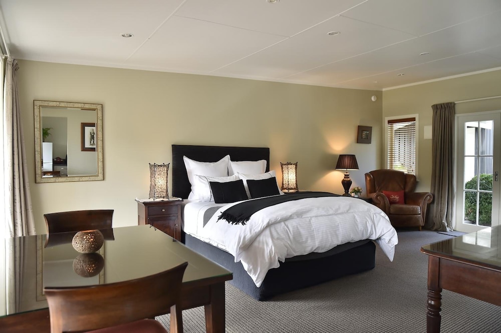 Bradleys Garden Bed and Breakfast — 5-Star Luxury Hotel in Taupo, New Zealand