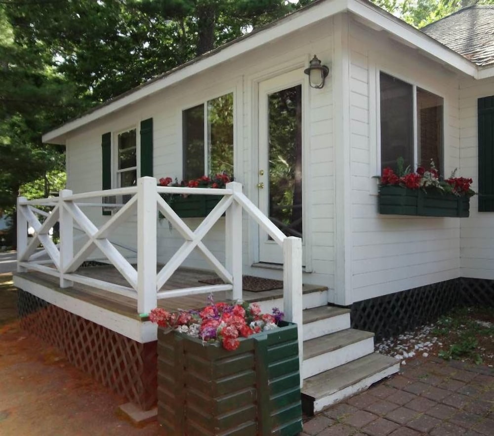 Hinckley's Dreamwood Cottages - featured photo