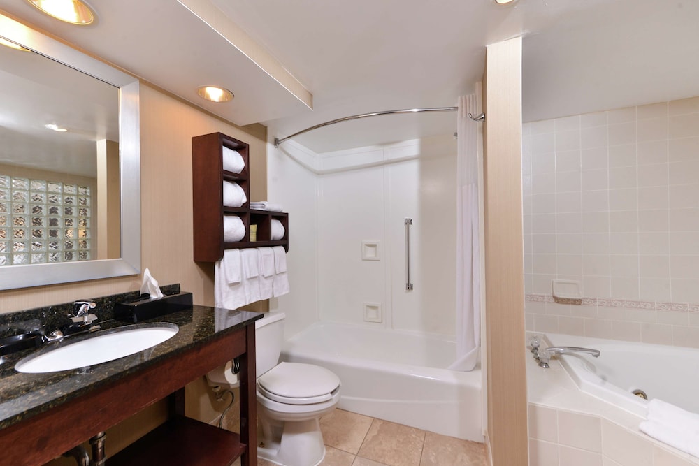 Hampton Inn South Hill - photo 41