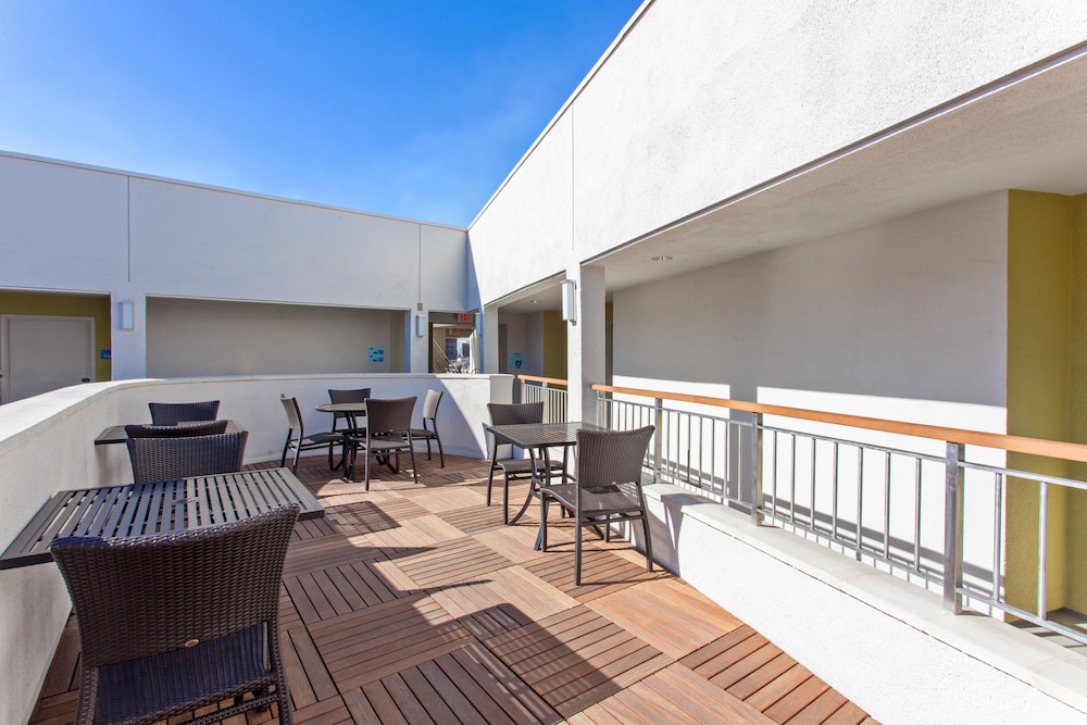 Holiday Inn Express West Los Angeles by IHG - photo 12