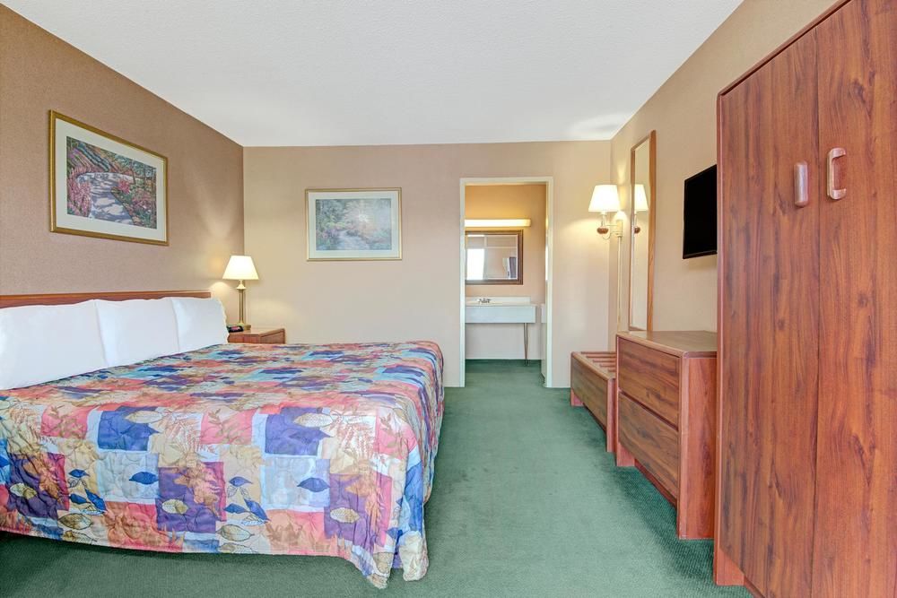 Knights Inn Wheeling - photo 8