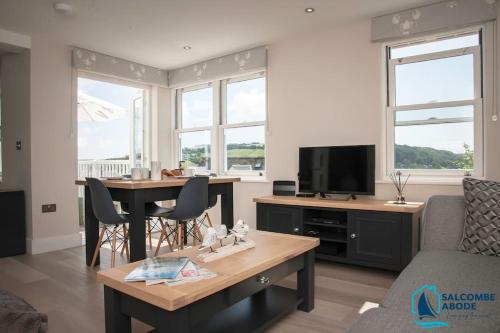 Beach View Stylish Stay Estuary Views & Luxury Spa Access — 4-Star Luxury Hotel in Salcombe, United Kingdom