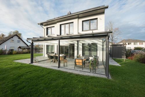BohnApartments Luxury Villa Berlin 210qm Wintergarten Kamin 4 kostenlose Parkplätze 6 Schlafzimmer Neubau Luxusausstattung — 4-Star Luxury Hotel in Birkenwerder, Germany