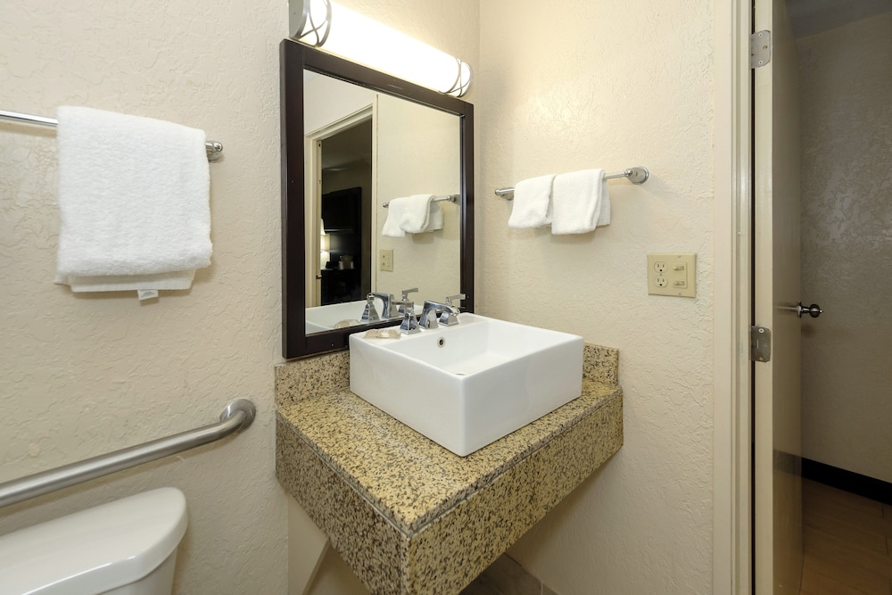 Red Roof Inn Jacksonville Cruise Port - photo 28