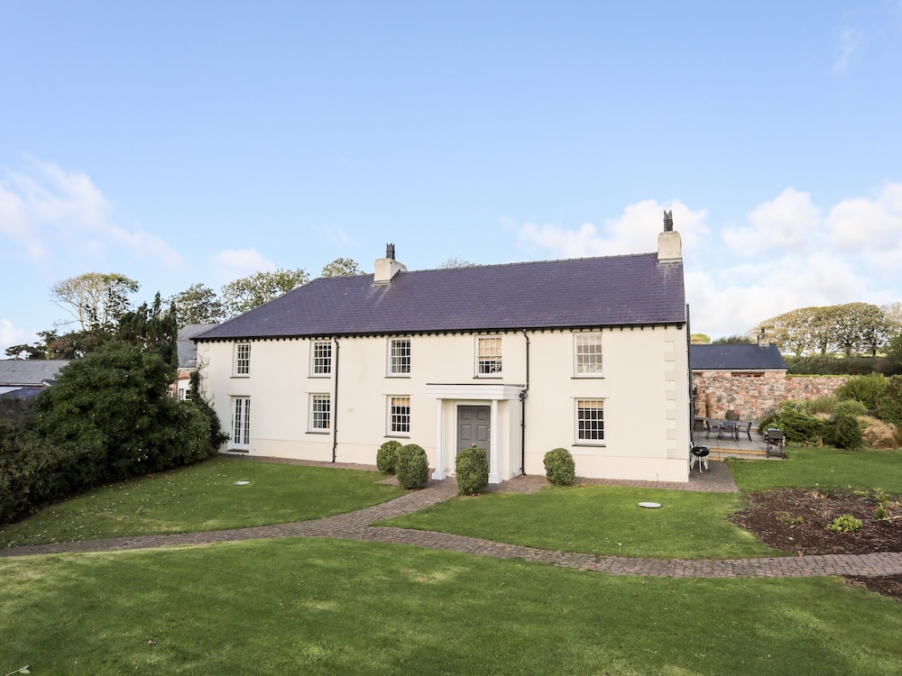 Clynnog House — 4-Star Luxury Hotel in Llanfairpwllgwyngyll, United Kingdom
