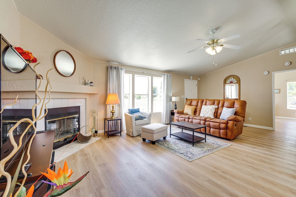 6 Mi to Downtown Pahrump: Scenic Desert Retreat — hotel in Pahrump