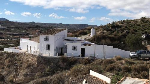 The Crystal Cave - carbon neutral hotel in Zujar