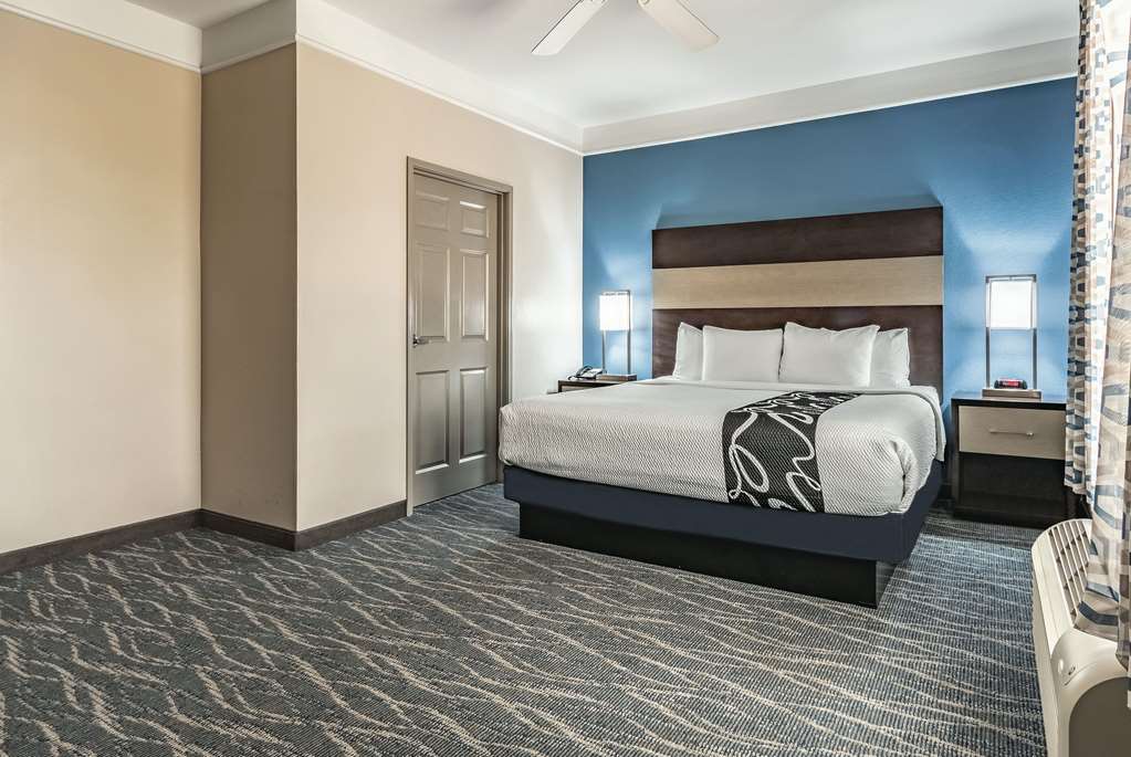 La Quinta Inn & Suites by Wyndham Phoenix I 10 West - photo 11