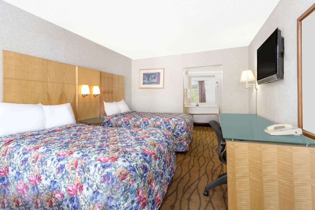 Days Inn by Wyndham Greensboro Airport - photo 8