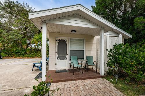 Sunset Beach Bungalow 1 — 4-Star Luxury Hotel in Saint Pete Beach, United States