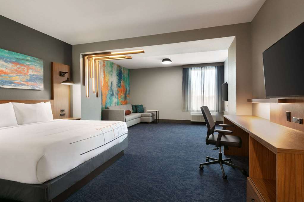 La Quinta Inn & Suites by Wyndham College Station North - photo 18