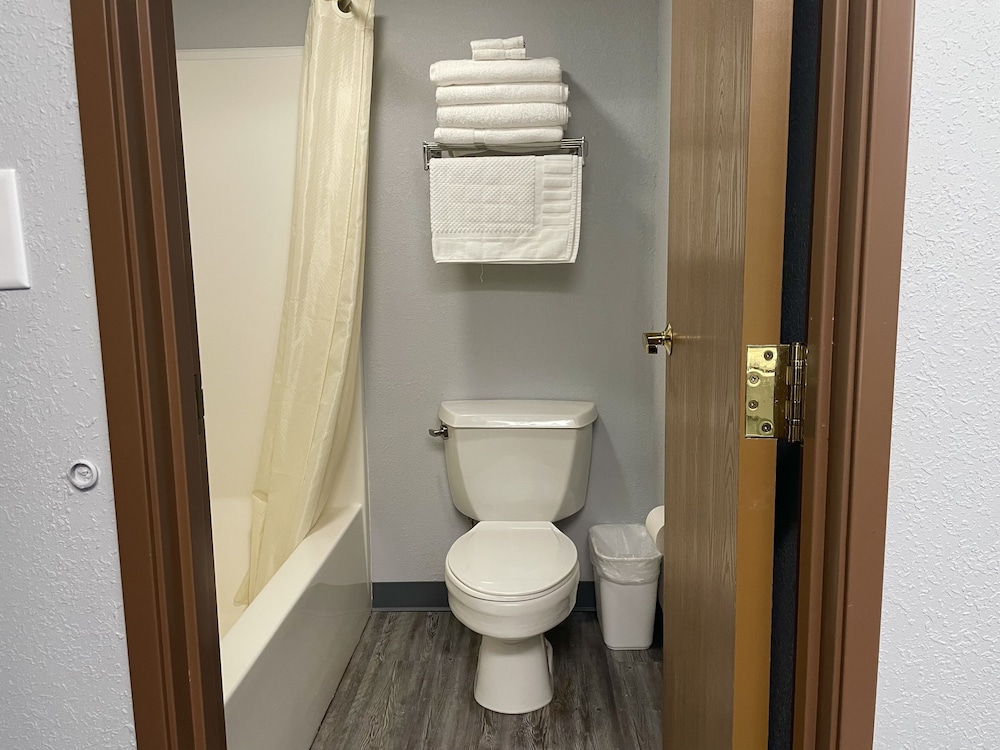 Schmidt's Creek Hotel - photo 17