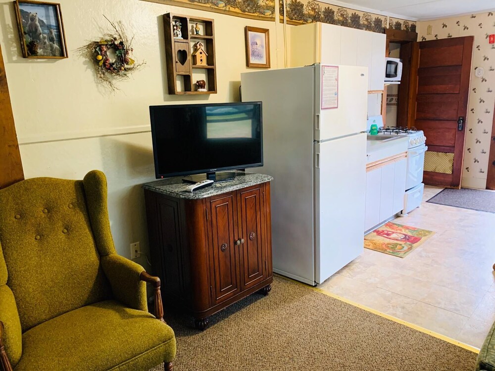 Carroll Motel & Cottages - photo 19