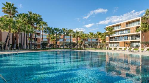 Seaside 3BDR Flat in Salgados with Pool by LovelyStay — 4-Star Luxury Hotel in Guia, Portugal