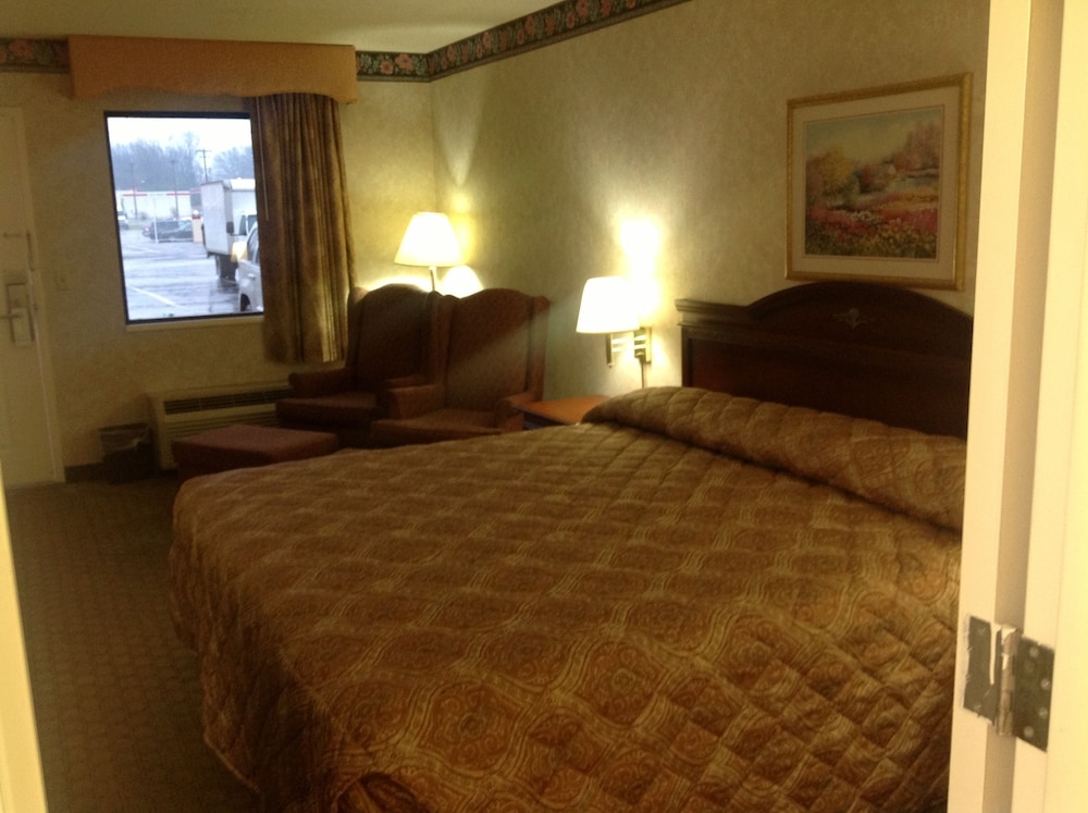 Colonial Inn & Suites Airport Graceland - photo 5