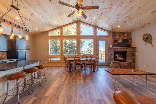 Beautiful New Construction Home with Great Views and Pool Table Silverheels Chalet — 4-Star Luxury Hotel in Fairplay, United States