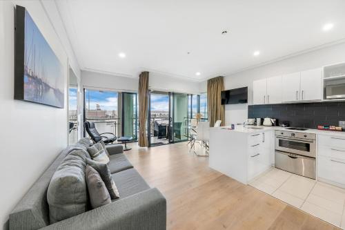 Exquisite Sun Soaked Corner Apartment — 4-Star Luxury Hotel in Auckland, New Zealand