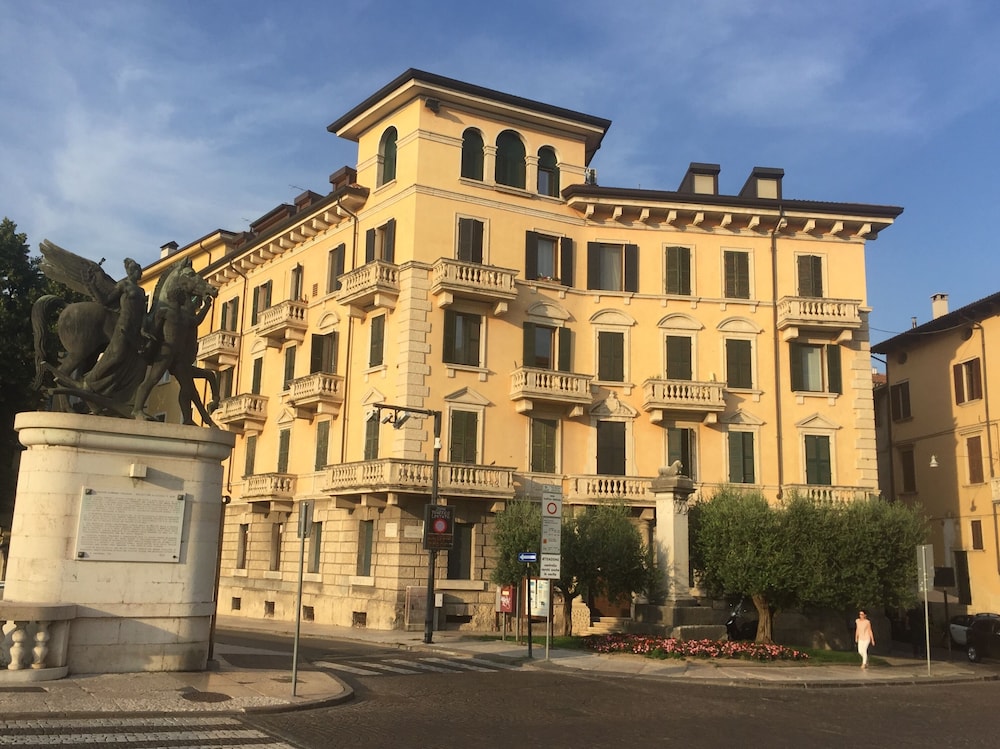 Lady Verona — 4-Star Luxury Hotel in Verona, Italy