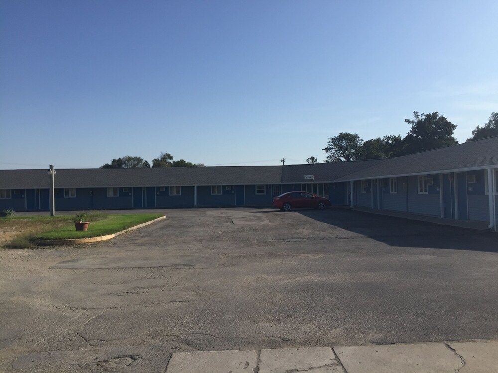 Burr Oak Motel - photo 4