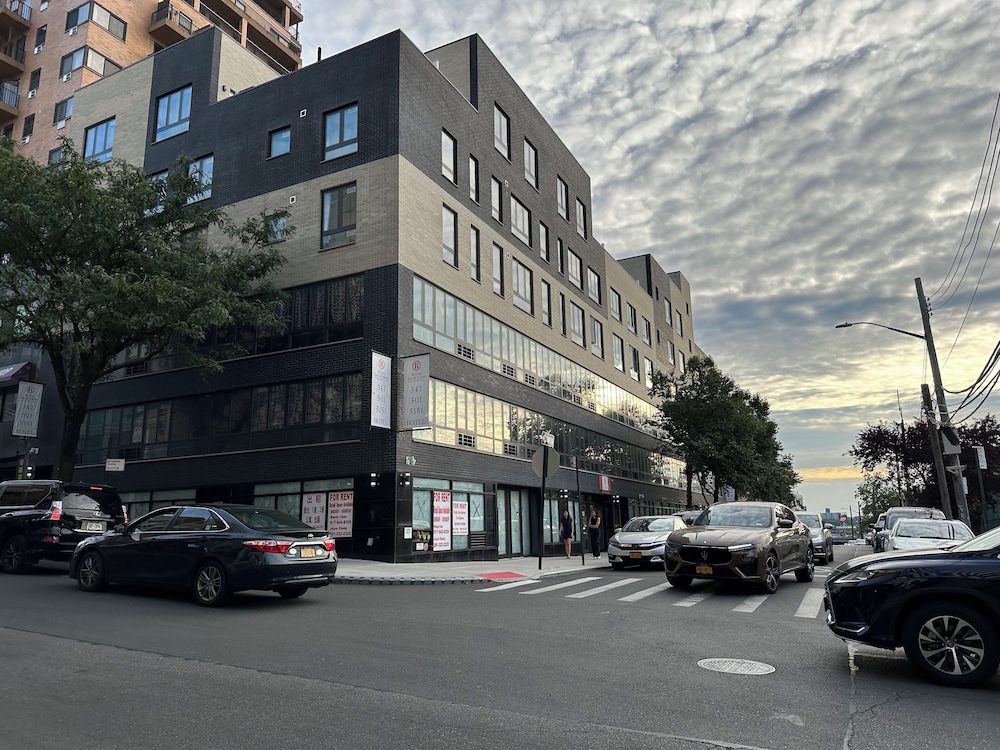 Regal Inn & Suites New York LaGuardia Hotel - carbon neutral hotel in Flushing