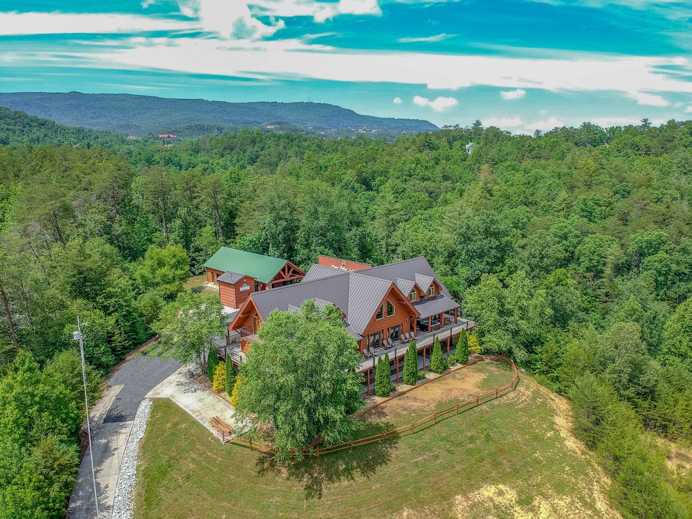 Moose Hollow Lodge — 4-Star Luxury Hotel in Sevierville, United States