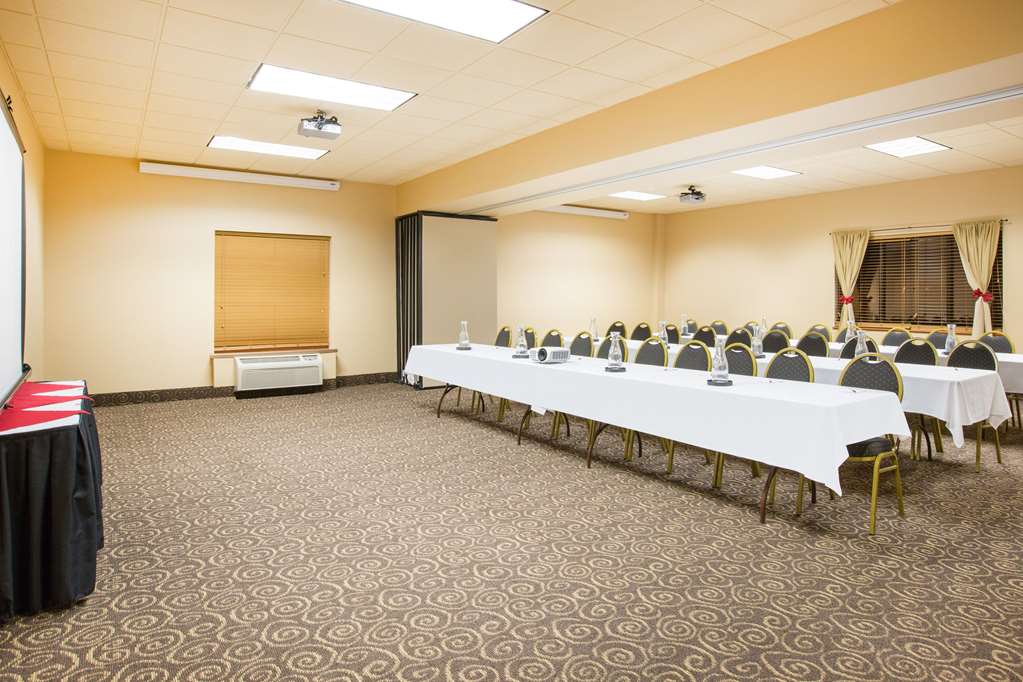 Ramada by Wyndham Des Moines Tropics Resort & Conference Ctr - photo 22