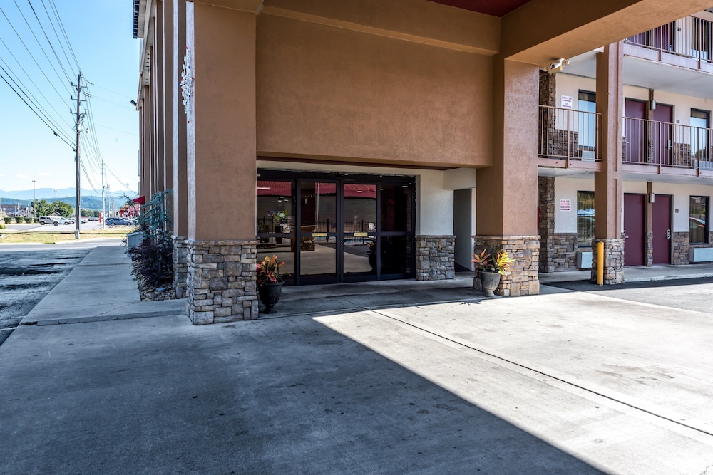 Red Roof Inn & Suites Pigeon Forge Parkway - photo 19