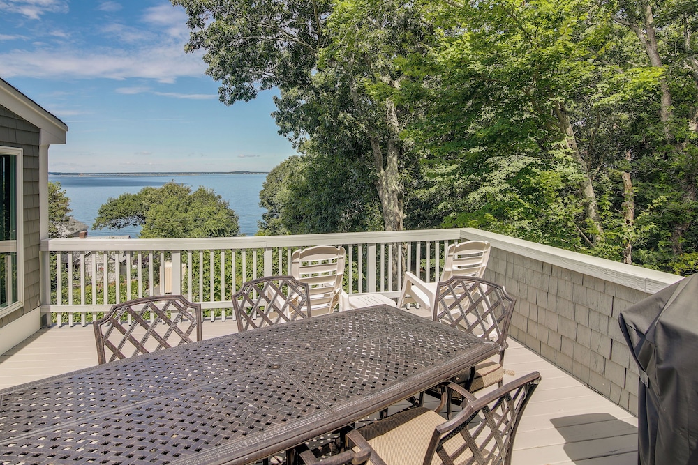 Bayfront Plymouth Gem W Sunroom Steps To Shore — Plymouth