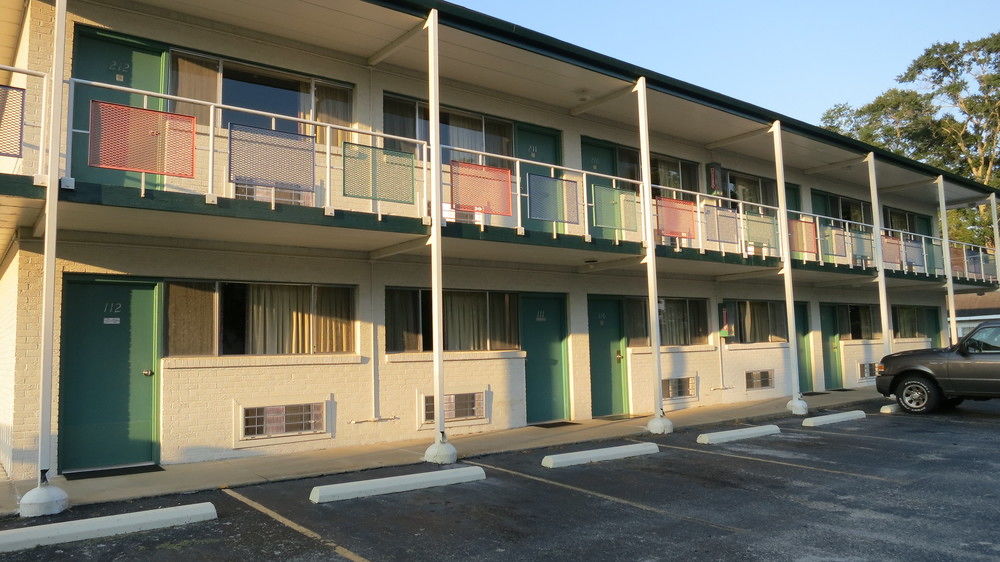 Hamilton Holiday Motel - photo 25