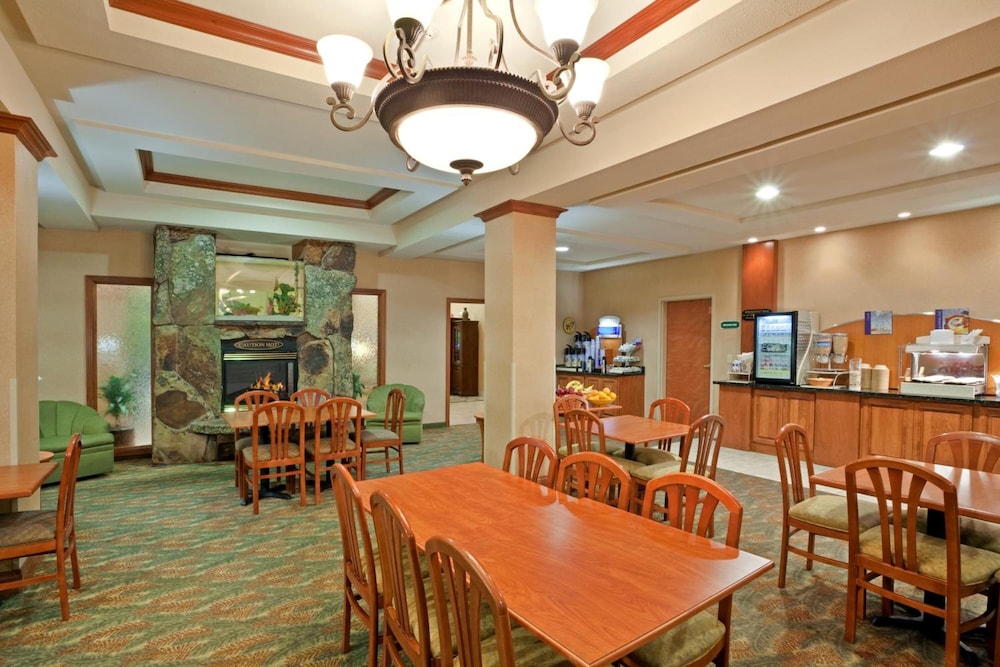 Triple Play Resort Hotel & Suites - photo 41