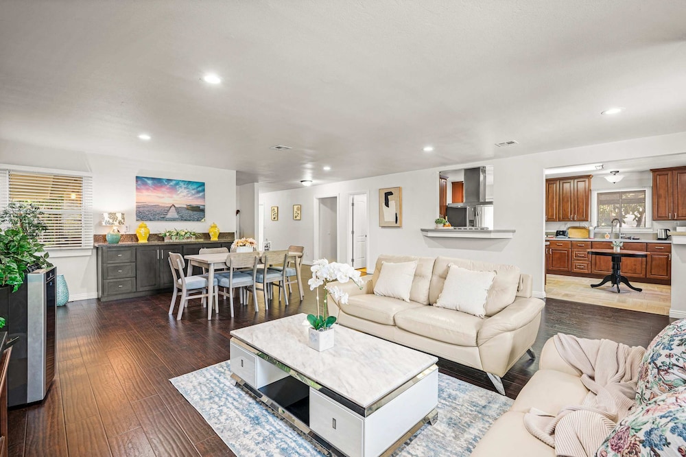 Spacious Retreat W Large Kitchen Outdoor Patio — Pasadena