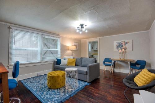 #StayinMyDistrict Heritage House Pet Friendly Apartment — 4-Star Luxury Hotel in Coos Bay, United States