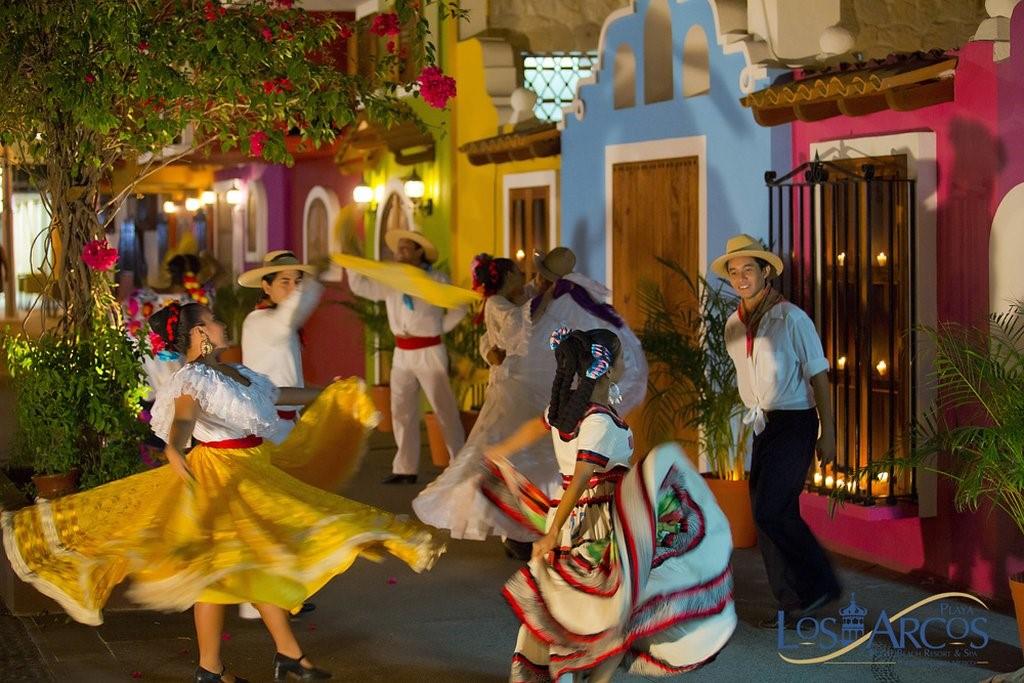 Playa_Los_Arcos_Ballet_by_the_street_R