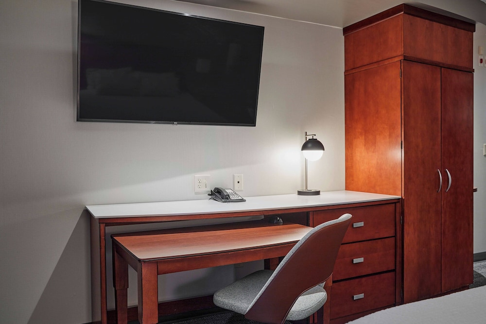 Courtyard by Marriott Medford Airport - photo 9